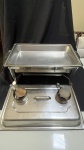 DIVERSOS - Rechaud de mesa retangular de aço inox com tampa medindo 55x34,5x53cm para servir alimentos quentes, com 1 recipiente em aço inox e 2 queimadores com abafador em aço inox. Um dos queimadores está incompletos, não possibilitando apagar a chama por abafamento. O item do lote possui marcas de uso.