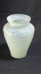 DIVERSOS - Vaso decorativo em vidro artístico translúcido com efeito marmorizado em tons branco e esverdeado, formato arredondado com boca larga. Ideal para arranjos florais ou decoração. 27cm de altura