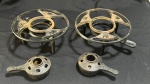 DIVERSOS - Dois Suporte antigo em ferro fundido para fogareiro. Peça em ferro fundido, com três pés e estrutura circular, utilizada como base para fogareiro ou lamparina antiga. Material: ferro fundido Uso: suporte / base para aquecimento Estado: pátina e sinais naturais do tempo. 24 cm