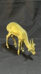 DIVERSOS - Escultura decorativa de cervo Peça decorativa representando cervo em posição de pastagem, com textura entalhada no corpo e acabamento em tom envelhecido. Material: metal Estado: sinais naturais do tempo. 18cm