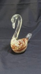DIVERSOS - Escultura decorativa de cisne em vidro artístico, representando cisne com pescoço alongado, corpo com efeito marmorizado em tons marrom, branco e amarelo. Material: vidro Estado: bom estado geral. 24cm