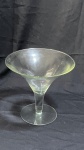 DIVERSOS - Centro de mesa / fruteira em vidro Peça em vidro transparente, formato tipo taça com base elevada e boca larga, ideal para centro de mesa, fruteira ou decoração. Material: vidro Estado: bom estado geral. 25,5cm