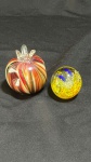 DIVERSOS - Lote com 2 peças - Item 1 Uma romã decorativa em vidro marmorizado; Item 2 Uma esfera com golfinhos internos. Material: vidro | Estado: bom estado geral. 8cm e 6cm