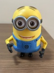 COLECIONISMO - BONECO MINION ARTICULADO, FILME MEU MALVADO FAVORITO, COM DETALHES FIEIS AO PERSONAGEM E BRAÇOS MOVEIS, EM BOM ESTADO DE CONSERVAÇAO, IDEAL PARA COLECIONADORES, MEDINDO 12 CM DE ALTURA ORIGINAL UNIVERSAL STUDIOS