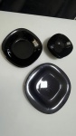 DIVERSOS - Conjunto de pratos e tigelas em vidro laqueado preta, composto por 5 pratos rasos, 5 pratos fundos e 4 tigelas quadradas. Material: cerâmica. Quantidade: 14 peças. Cor: preto. Uso: refeições / mesa posta. Estado: bom estado geral.