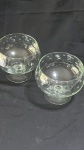 DIVERSOS - Taças de sobremesa em vidro. Conjunto com 2 taças de sobremesa em vidro, com detalhes em bolinhas jateadas e base pedestal. Material: vidro. Quantidade: 2 peças. Uso: sobremesas / frutas / decoração de mesa. Estado: bom estado geral.