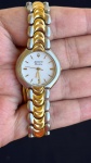 RELÓGIO - Requintado relógio Bulova accutron, caixa retangular em aço inox, fundo branco, pulseira bicolor em aço e dourado, vidro de cristal mineral, resistente a água.