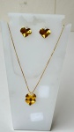 SEMI JÓIAS - Conjunto de semi joias banhadas a ouro composto por colar com pingente em formato de coração e brincos combinando, adornados com delicada zircônia que confere brilho e sofisticação.