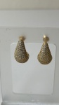 SEMI JÓIAS - Brinco folheado a ouro em formato de gota, totalmente cravejado com pedras brilhantes que proporcionam alto brilho e elegância. Peça marcante, ideal para eventos ou compor looks sofisticados.