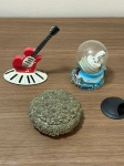DIVERSOS -  LOTE COM 3 IENS SENDO ELES, 1 PORTA RETRATO GUITARRA VERMELHA DO AERO SMITH, ORIGINAL PARQQUE HOLLYWOOD STUDIOS DISNEY, GLOBO DE NEVE USHUAIA COM PINQUIM DESCOLADO E PORTA JOIAS PRATEADO CREVEJADO DE FLOR PRECISANDO DE LIMPEZA.