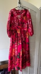 ACESSÓRIOS FEMININOS - Vestido feminino Farm Rio - Tam. GG Vestido feminino midi, com mangas longas, decote em V e estampa floral vibrante em tons de rosa, vermelho e amarelo. Possui cintura com elástico, proporcionando melhor ajuste ao corpo. Peça usada, em bom estado geral. Ideal para uso casual, passeios ou ocasiões especiais.