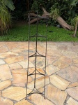 DIVERSOS - Aparador/suporte para panelas de barro em ferro, com estrutura vertical e acabamento em pintura preta. Possui suportes curvos distribuídos em níveis, ideal para acomodação e exposição de panelas de barro ou utensílios decorativos. Medindo aproximadamente 112cm de altura por 25cm de diâmetro. Produto em bom estado, com marcas de uso e pequenos pontos de oxidação.