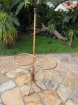 DIVERSOS - Abajur estante de piso com estrutura metálica na cor dourada, contendo duas prateleiras circulares, sendo uma com 38cm de diâmetro e outra com 32,5cm de diâmetro. Altura aproximada de 137cm. Possui detalhes ornamentais nas laterais das prateleiras e base com pés curvos. Item com marcas de uso e desgaste na pintura. Funcionamento não testado.