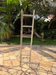 DIVERSOS - Prateleira de banheiro com estrutura metálica cromada, contendo 6 níveis de prateleiras vazadas. Medidas aproximadas de 168x28x32cm. Produto com marcas de uso, desgaste no acabamento e pontos de oxidação.
