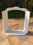 MÓVEIS - Janela decorativa para namoradeira em madeira na cor branca, com abertura central e acabamento superior curvo. Medidas aproximadas de 67x62x19cm. Produto com marcas de uso, pequenos desgastes na pintura e sinais do tempo.
