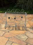 EQUIPAMENTOS DE COZINHA - Escorredor de louça em metal cromado com detalhes decorativos de flores e arabescos, contendo espaço para pratos, copos e talheres. Medidas aproximadas de 72x30,5x61cm. Item em bom estado.