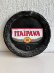 OBJETOS DECORATIVOS - Placa decorativa em gesso com tema Cerveja Itaipava, na cor preta, com detalhes em alto relevo e pintura nas cores vermelho, branco e dourado. Mede aproximadamente 40cm de diâmetro. Peça com marcas de uso, desgaste na pintura, pontos descascados e sinais do tempo.