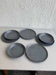 PORCELANA - Conjunto de pratos em porcelana cinza com acabamento mesclado, marca Oxford, feito no Brasil, contendo 4 pratos rasos de aproximadamente 25,5cm de diâmetro e 3 pratos fundos de aproximadamente 21cm de diâmetro. Peças em bom estado geral, com design moderno e acabamento fosco/texturizado.