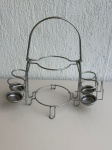 DIVERSOS - Aparador metálico cromado para mesa, com suporte para 1 prato grande, 1 prato de sobremesa, compartimentos para talheres e porta guardanapos. Medidas aproximadas de 47x29x56cm. Item com marcas de uso e pontos de oxidação nas partes metálicas.