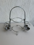 DIVERSOS - Aparador metálico cromado para mesa, com suporte para 1 prato grande, 1 prato de sobremesa, compartimentos para talheres e porta guardanapos. Medidas aproximadas de 47x29x56cm. Item com marcas de uso e pontos de oxidação nas partes metálicas.