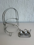 DIVERSOS - Lote com 2 itens metálicos cromados - [Item 1] Aparador para 1 prato grande e 1 prato de sobremesa, medindo aproximadamente 40x29,5x26cm; [Item 2] Aparador para 2 garrafas de azeite ou vinagre, medindo aproximadamente 20x10x15,5cm. Itens com marcas de uso e pontos de oxidação nas partes metálicas.
