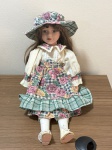 COLECIONISMO - BONECA DE PORCELANA, PORTUGUESA, COMPRADA EM FATIMA, ROUPA ORIGINAL, SAPATOS COM SOLA DESCOLANDO MAS DE FACIL CONCERTO, PERFEITO ESTADO.