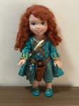 COLECIONISMO - BONECA DISNEY MERIDA ORIGINAL COM VESTIDO E ACESSORIOS COMPLETOS, CABELOS RUIVOS ENCARACOLADOS EM OTIMO ESTADO, DETALHES BEM CONSERVADOS E MARCA DISNEY NA SOLA, MEDINDO 36 CM.