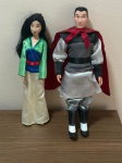 COLECIONISMO - LOTE CONTENDO UMA BONECAS PRINCESAS  E UM BONECO PRINCIPE DISNEY, MULAN E LI SHANG, ESTILO BARBIE, BONECAS ORIGINAIS, EM OTIMO ESTADO, ESTAO SEM SAPATOS, ROUPA COMPLETA ORINAL, CABELOS EM BOM ESTADO,