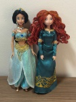COLECIONISMO - LOTE CONTENDO DUAS BONECAS PRINCESAS DISNEY, MERIDA E JASMINE, ESTILO BARBIE, BONECAS ORIGINAIS, EM OTIMO ESTADO, ESTAO SEM SAPATOS, ROUPA COMPLETA ORINAL, CABELOS EM BOM ESTADO,
