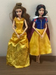 COLECIONISMO - LOTE CONTENDO DUAS BONECAS PRINCESAS DISNEY, BRANCA DE NEVE E BELA, ESTILO BARBIE, BONECAS ORIGINAIS, EM OTIMO ESTADO, ESTAO SEM SAPATOS, ROUPA COMPLETA ORINAL, CABELOS EM BOM ESTADO APENAS AMASSADOS POR ESTAREM GUARDADAS,