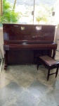 MÓVEIS- Lindo piano antigo, marca alemã FRITZ DOBBERT, com três pedais, teclas em funcionamento perfeito, apresenta necessidade de reparo nos pés, acompanha banqueta. Medidas 1,5m de largura x 1,25m de altura x 0,64m de profundidade. Banqueta medindo 53cm de largura x 33cm de profundidade x 45cm de altura. Retirada com agendamento prévio em Niterói