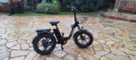 BICICLETAS - Bicicleta elétrica Liberty dobrável, na cor preta, equipada com motor de 500W e pico de 800W, pneus fat aro 20, bateria removível, cesta dianteira, banco principal e assento para garupa, painel no guidão, farol dianteiro, para-lamas e descanso lateral. Possui pedal assistido, acelerador, possibilidade de configuração da quantidade de marchas e ajuste de limite de velocidade, atingindo até 40km/h. Modelo dobrável, indicado para mobilidade urbana e lazer. Item funcionando perfeitamente e em excelente estado de conservação, possuindo poucos pontos de oxidação. 1200Km rodados.