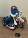 COLECIONISMO - Dispenser M&M de plástico tema MOTOCICLISTA com 19,5 cm de altura. Em bom estado.