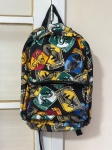 DIVERSOS - MOCHILA COLEGIAL HARRY POTTER, CASAS DE HOGWARTS, COM BOLSO FRONTAL, ALÇAS ACOLCHOADAS, NECESSITANDO PEQUENA COSTURA EM UMA DAS ALÇAS, EM BOM ESTADO DE CONSERVAÇÃO.