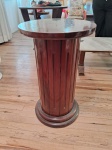CANTONEIRA- Uma antiga cantoneira, estilo pilastra romana, em madeira nobre,  medindo:  75 x  46 cm em perfeito estado.  Retirada Vital Brasil - Niterói.