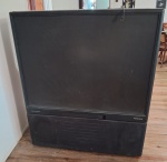 TV TOSHIBA- Uma antiga tv toshiba, estilo móvel, medindo 128 x 108 x 43 cm. não funciona.  Retirada Vital Brasil - Niterói.