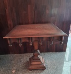 MESA DE CANTO- Uma antiga mesa de canto quadrada, medindo: 55 xx 54 x 54 cm em madeira nobre, em bom estado. Retirada Vital Brasil - Niterói.
