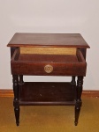 MESA DE CABECEIRA- Uma antiga mesa de cabeceita, conhecido como criado mudo, em madeira maciça nobre, com uma gaveta, medindo 60 x 49 x 33cm, em bom estado, apenas com uma falha na parte superior (tampo).