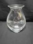Lindo vaso floreira em cristal incolor com base pesada. Medindo 10,5cm x 25cm de altura.