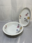 Jogo de travessa oval e travessa redonda em porcelana Real floral, friso ouro. Medindo a redonda 26cm x 6cm de altura, oval 28cm x 16cm de altura. Desgaste na douração.