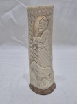 Lindo entalhe de pastor com ovelhas em osso, com base em madeira. Medindo 15cm de altura.