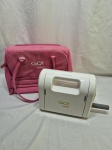 VINTAGE Cortador manual de tecidos modelo GO! Baby, fabricado pela AccuQuilt, com bolsa para transporte. Estado: Não testado por falta de conhecimento sobre o uso, porém em perfeito estado de conservação.