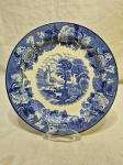 Lindo prato decorativo em porcelana inglesa com pintura de moinho azul e branco. Medindo 23cm de diâmetro. Com pequenos bicados.