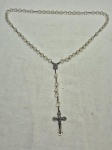 Lindo terço com contas em cristal e acabamento em prata de lei Sterling. Medindo 60cm de comprimento.