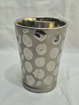 Lindo vaso floreira em porcelana prateada decorada com relevos. Medindo 12,5cm x 17cm de altura.