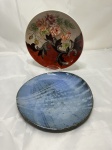 Lote de 2 pratos decorativos em cerâmica e porcelana. Medindo o maior 25,5cm de diâmetro.