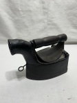 Lindo e antigo ferro de passar à carvão para decoração. Medindo 18,5cm x 11cm x 18cm de altura