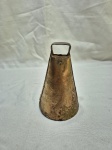 Sino de gado em metal dourado. Medidas: 8cm x 12cm de altura.