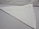 Toalha de mesa adamascada branca.  Medindo 160cm de diâmetro.