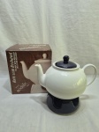 Lindo bule com rechaud em porcelana branca com tampa e rechaud azul cobalto. Medindo 19cm de altura.